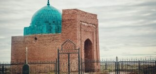 Мавзолей Джучи-хана - один из известных и выдающихся памятников казахского зодчества периода монгольского завоевания. Считается, что мавзолей сооружен в 1227 году над могилой сына Чингисхана – Джучи-хана. В то же время, существуют и версии о том, что его построил в XIV или XV веке один из потомков Джучи.