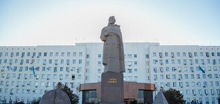 A monument of legendary figure, warior and statesman - Beybarys Sultan (full name is Sultan Baybars al-Malik al-Zahir Rukn ad-Din Beybarys al-Bundukdari al-Salikh) is established in the center of Atyrau, on Aiteke byi street, right in front of the regional akimat. It is worth to say that this is the only monument in the world set for the great Kipshak who was the ruler of Egypt.